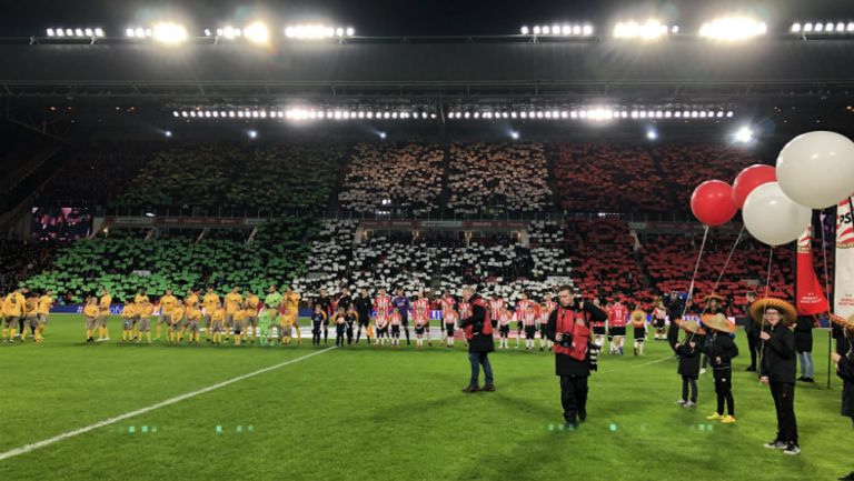 Aficionados despliegan mosaico en las gradas del Estadio del PSV 