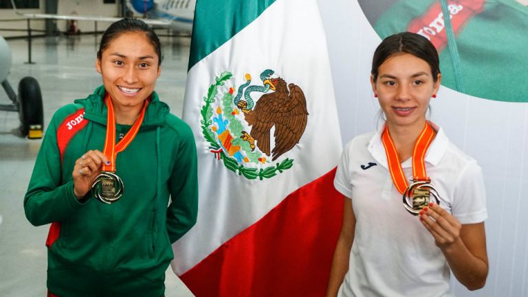 Lupita González y Alegna Aryday presumen sus medallas