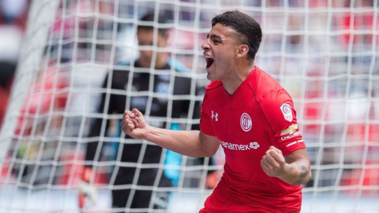 Alexis Vega festeja un gol con Toluca
