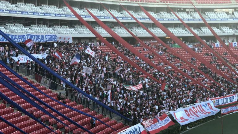 Afición de Chivas en tribuna del estadio