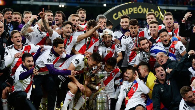 Jugadores de River Plate celebra con la Copa Libertadores