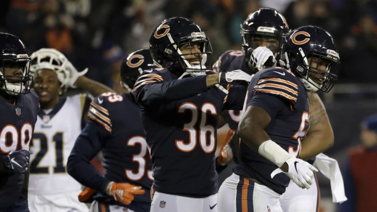 Defensiva de los Bears celebra triunfo contra Rams