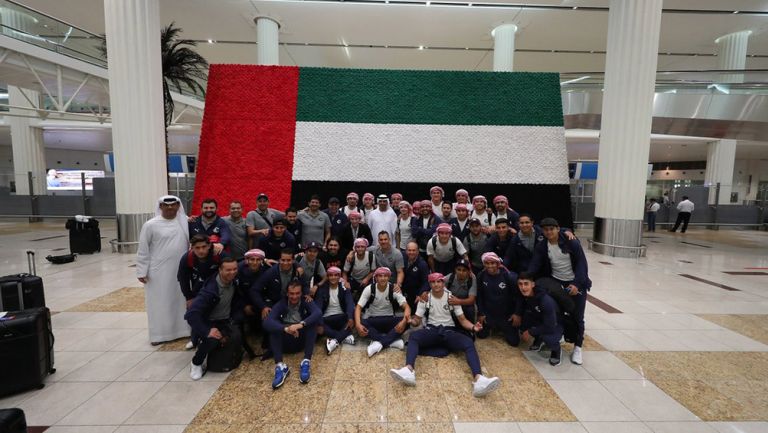 Jugadores de Chivas, en su arribo a Emiratos Árabes Unidos