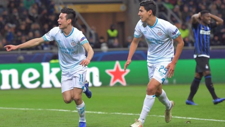 Hirving Lozano y Erick Gutiérrez festejan un gol con el PSV