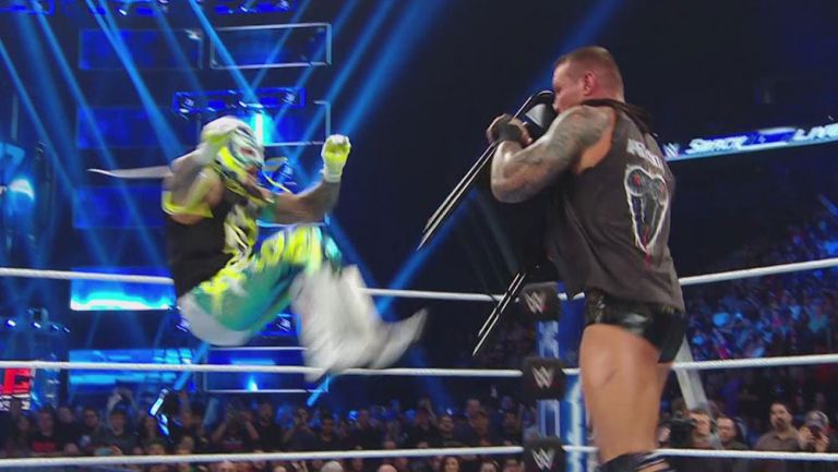 Rey Mysterio ataca a Randy Orton