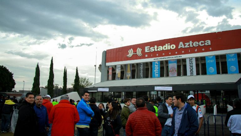 Aficionados arriban al Estadio Azteca para presenciar la Final