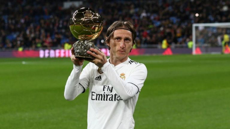 Modric posa en el Bernabéu con su Balón de Oro