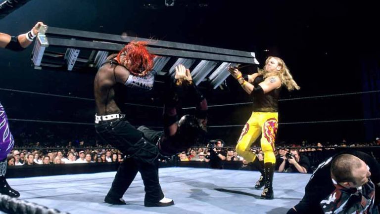Edge y Christian castigan con una escalera a los Hardys