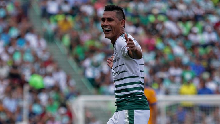 Osvaldo Martínez celebra una anotación con Santos Laguna
