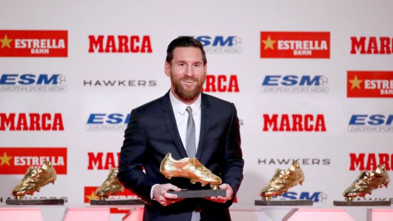 Messi posa con su quinta Bota de Oro