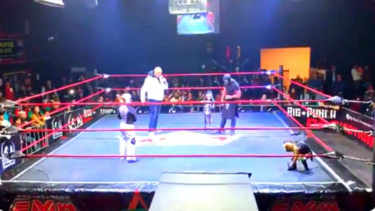 'La Parkita' y su familia arriba de un ring de la AAA