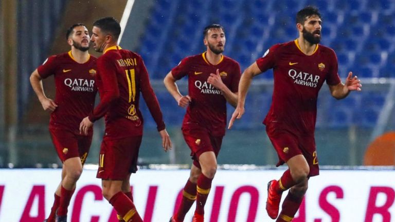 Jugadores de la Roma corren en el duelo contra el Genoa 