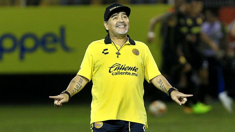 Maradona durante un encuentro ante el Atlético de San Luis 