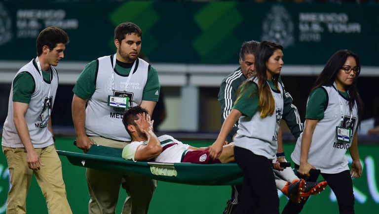 Néstor Araujo se lesiona durante un amistoso con el Tri