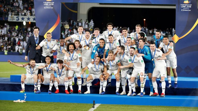 Jugadores del Real Madrid celebran el título del Mundialito