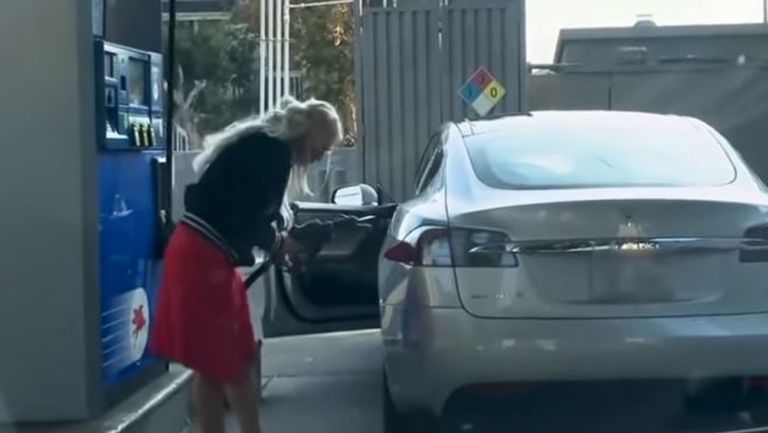 Mujer intenta llenar de gasolina su auto eléctrico 