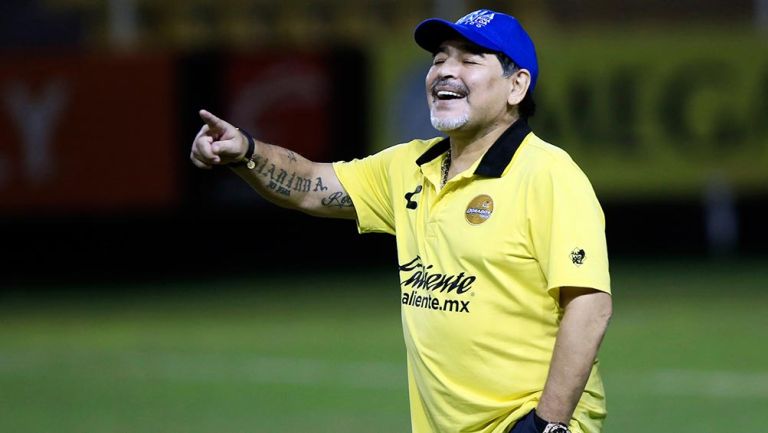Maradona sonríe durante un encuentro de Dorados
