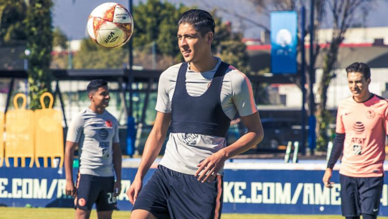 Edson Álvarez domina el balón en entrenamiento del América 