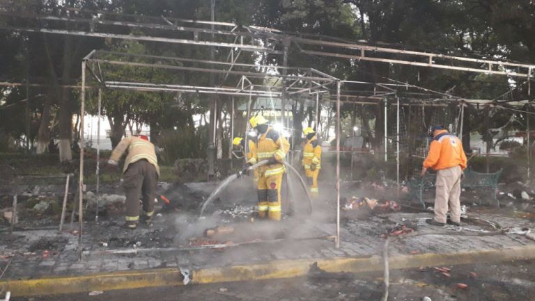 Bomberos sofocan incendio en puestos navideños en la Plaza de la Concordia