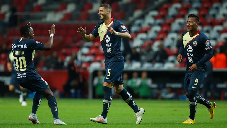 Rodríguez celebra con Renato su gol en Toluca ante Veracruz