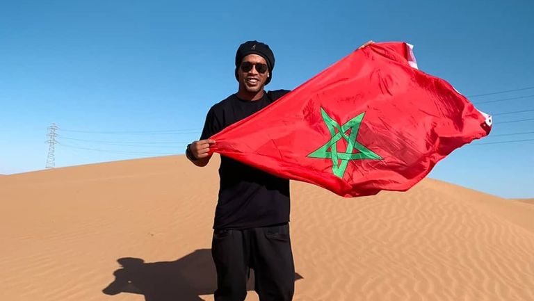 Ronaldinho posa con la bandera de Marruecos