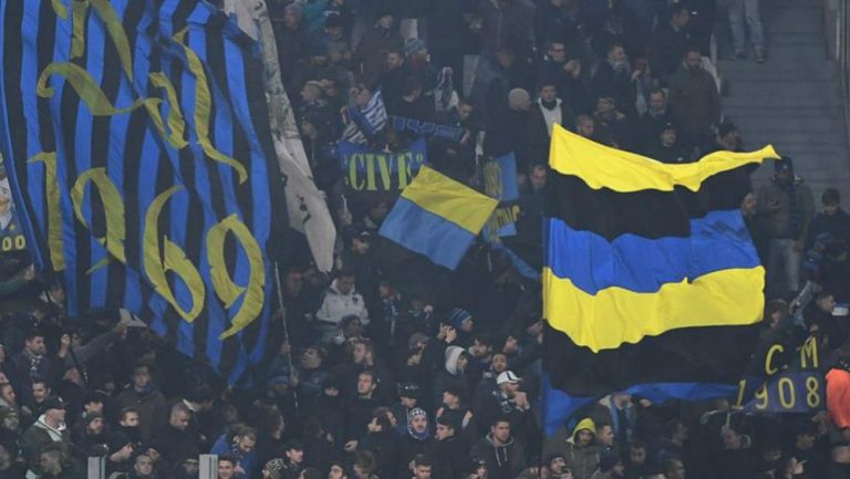 Afición del Inter apoya a su equipo en un juego