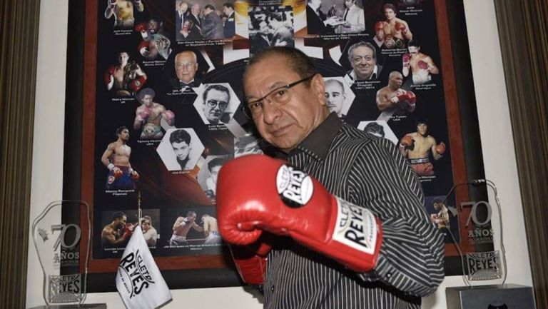 Alberto Reyes, junto a su marca de guantes de box 