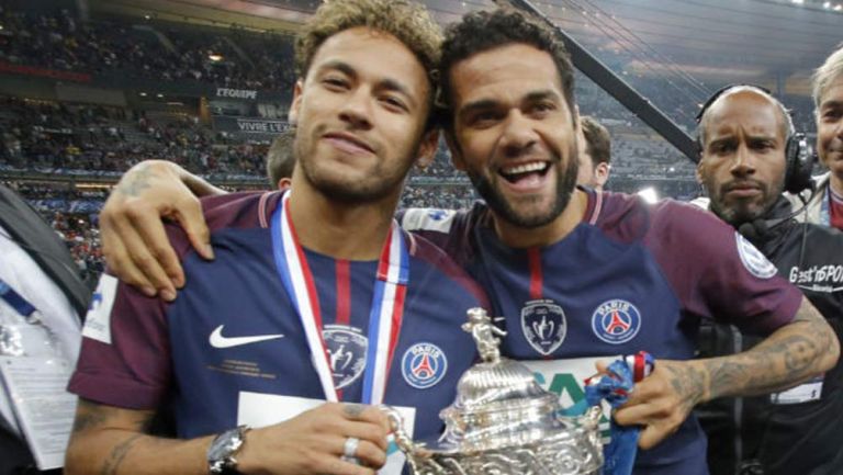 Neymar y Dani Alves levantando un trofeo con el PSG 