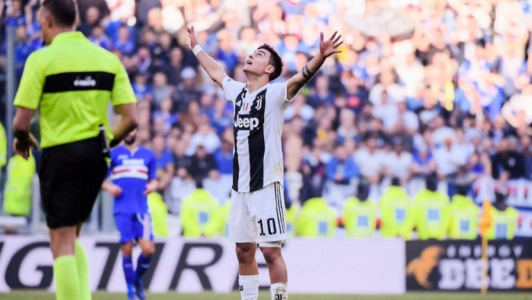 Dybala levanta los brazos en un juego de la Juventus