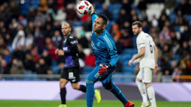 Keylor Navas se desprende del balón en partido del Real Madrid