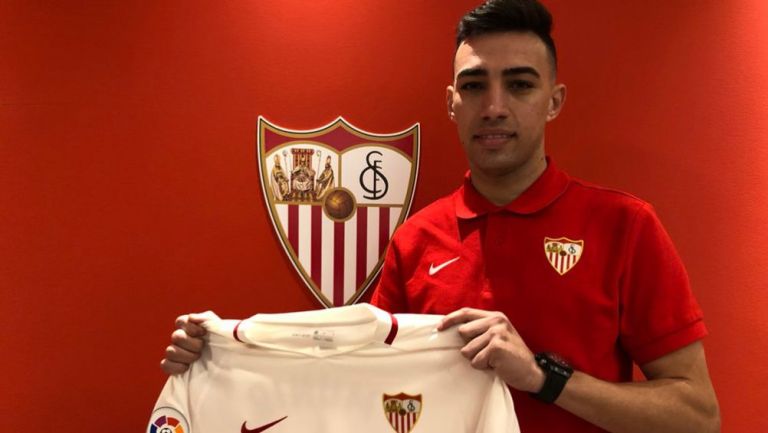 Munir posa con la camiseta del Sevilla