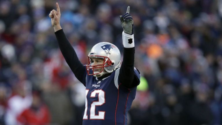 Tom Brady levanta las manos en el juego frente a Chargers 