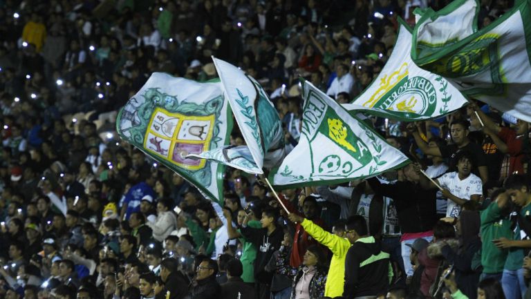Afición de León apoya a su equipo en partido de Copa MX