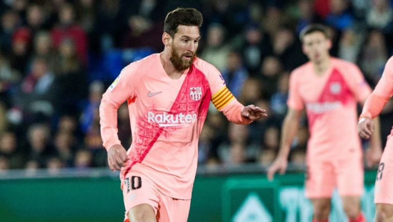 Messi corre en un juego con el Barcelona