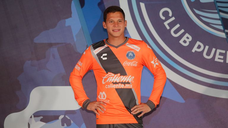 Tirso Trueba en la presentación del uniforme de Puebla