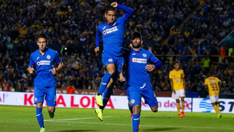 Jugadores de Cruz Azul festejan el gol ante Tigres