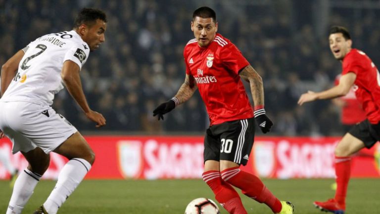 Nicolás Castillo controla el balón en el juego vs Guimarães
