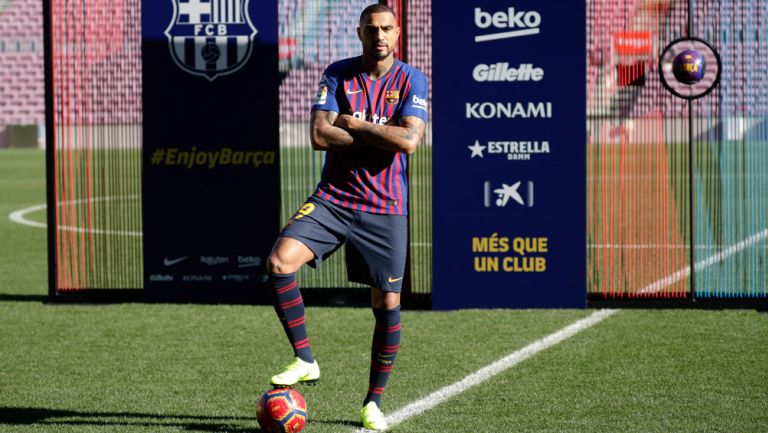 Kevin Prince posa con la camiseta culé en Camp Nou 