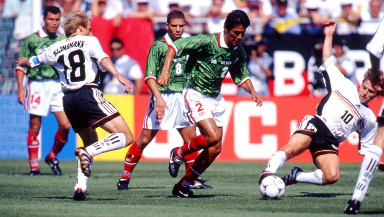 Suárez conduce el balón en el duelo contra Alemania en el Mundial de Francia 1998