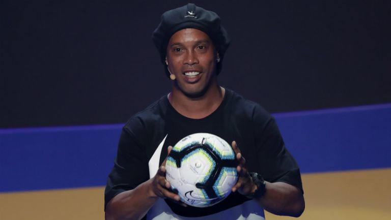 Ronaldinho durante la presentación del balón de la Copa América 2019
