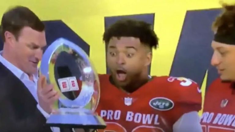 Jamal Adams viendo cómo rompen el trofeo del Pro Bowl