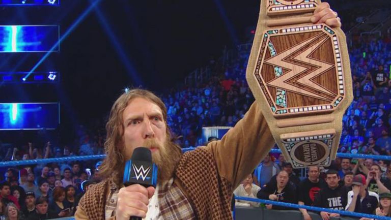 Daniel Bryan presume el nuevo título de la WWE
