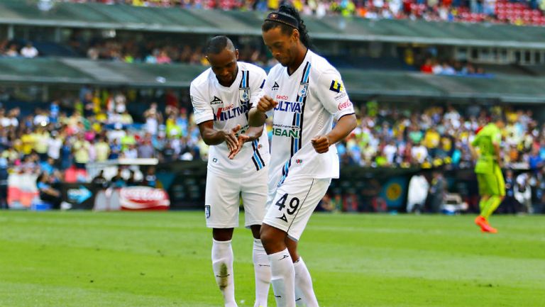 Ronaldinho baila junto a Wiliam Da Silva tras anotación al América 