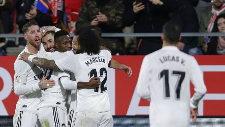 Benzema festeja con sus compañeros el gol vs Girona