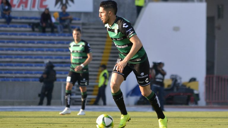 Diego Valdés conduce el esférico en un duelo con Santos