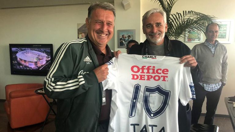 Tata Martino y Jesús Martínez con una camiseta de Tuzos