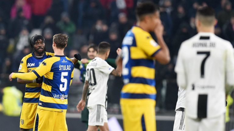 Jugadores de Parma festejan empate contra Juventus