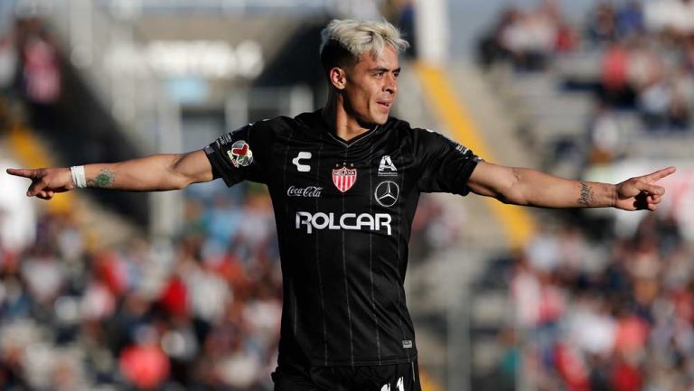 Brian Fernández festeja gol ante Puebla