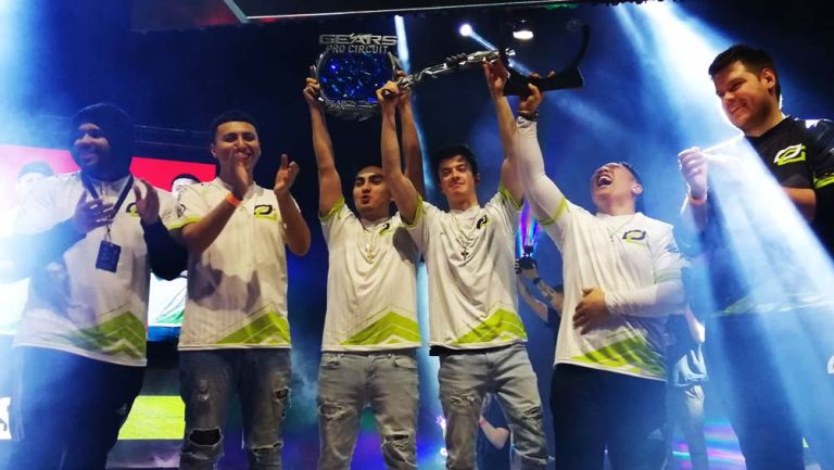 Los integrantes de OpTic Gaming, contentos tras ganar el torneo en México