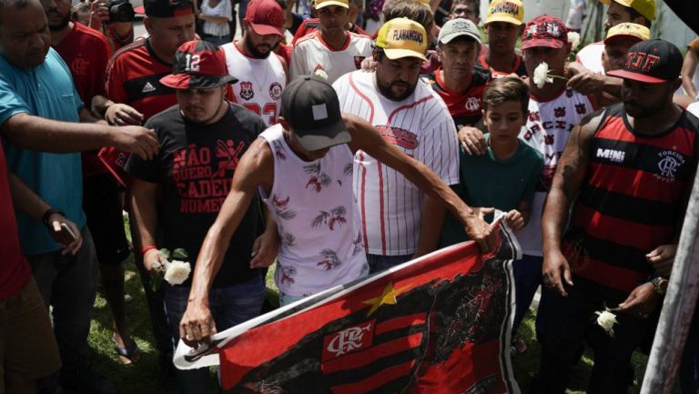Aficionados de Flamengo rinde homenaje a las victimas del incendio